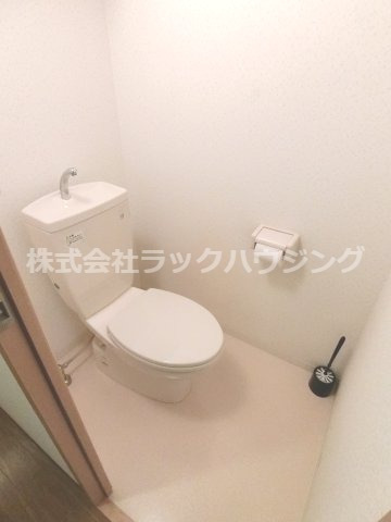 トイレ　反転タイプ 同仕様写真となります。