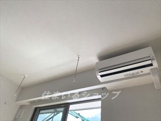 その他設備　エアコンと室内物干し