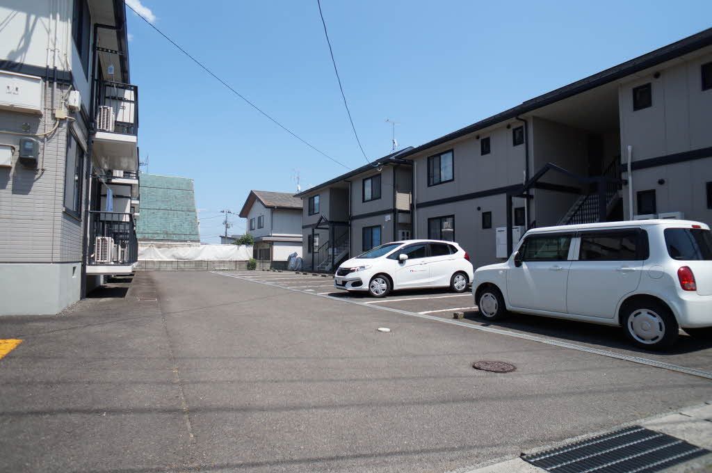 建物外観　駐車場