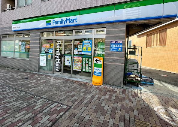 コンビニ　ファミリーマート渋谷本町三丁目店（コンビニ）まで214m