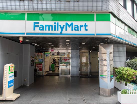 コンビニ　ファミリーマートサンズ西新宿店（コンビニ）まで570m