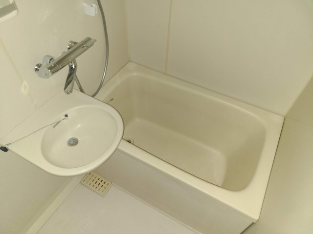 バス・シャワールーム　※同タイプの他のお部屋の写真となります。