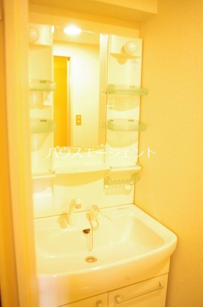 洗面設備　独立洗面台があり便利です。※参考画像
