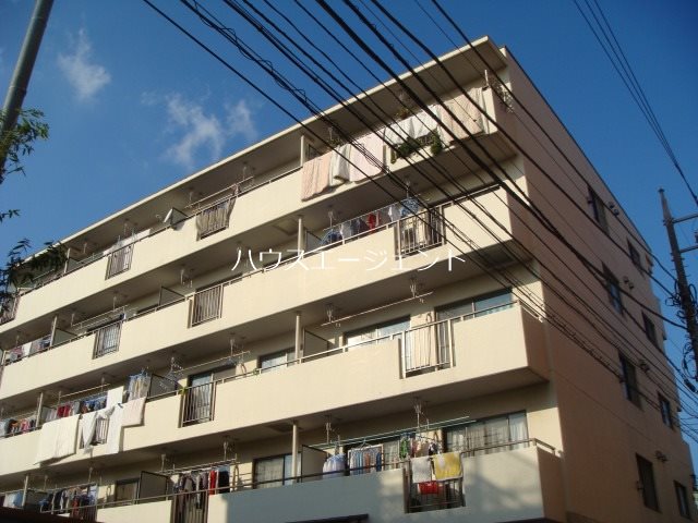建物外観　バス停も近い立地にあるマンションです。