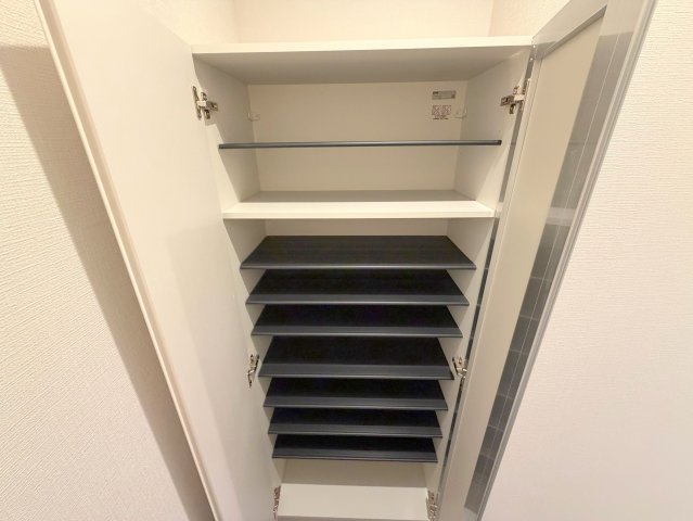 収納　大きいシューズボックスは靴がいっぱい入れれますね。