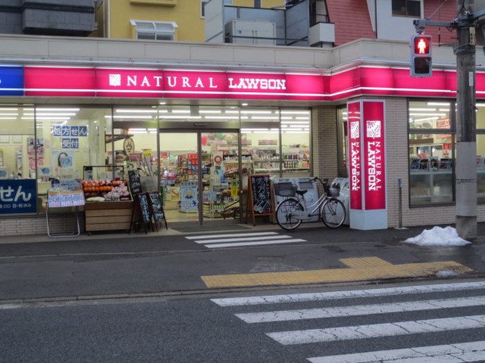 コンビニ　ナチュラルローソン世田谷弦巻三丁目店（コンビニ）まで318m