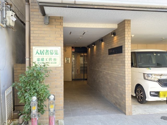 エントランス　落ち着いたエントランスです