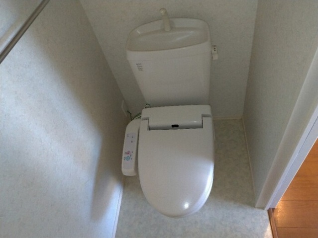 トイレ　温水洗浄暖房便座です。