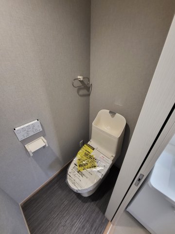 ＪＲ成田線 成田駅 バス乗車時間：10分 最寄りバス停で下車 徒歩2分 2階建 築4年のトイレ写真