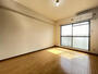 居室・リビング　南向き洋室6.2帖バルコニーに繋がるお部屋は陽当たり良好♪エ