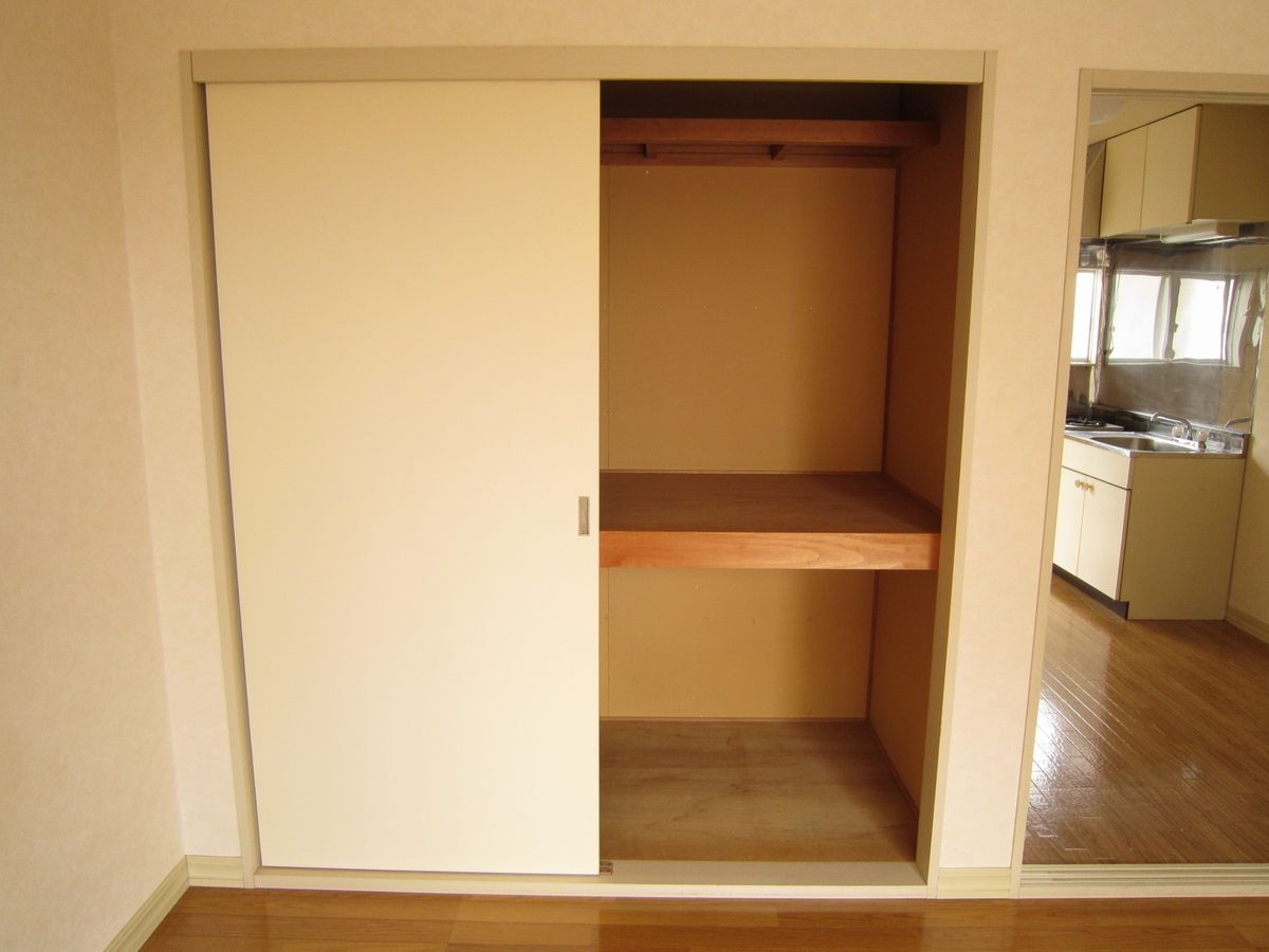収納　押入れ扉開