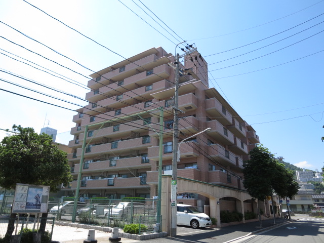 広島市西区草津新町のマンションの建物外観