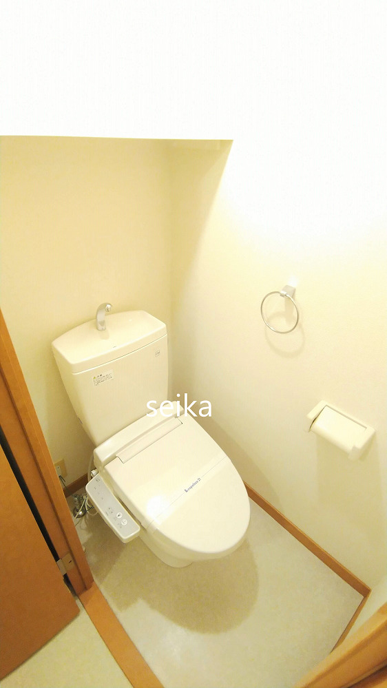 トイレ　バストイレ別。温水洗浄便座付き