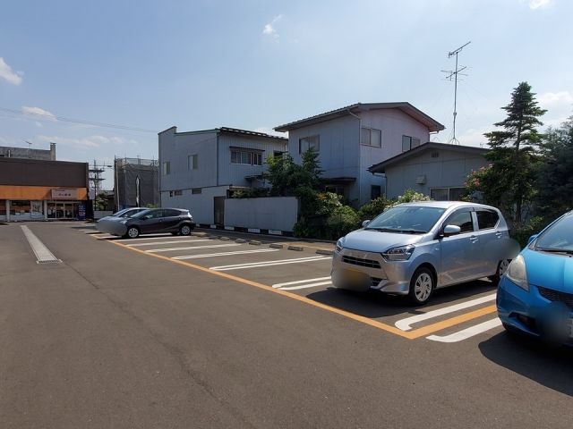 【角田市角田のアパートの駐車場】