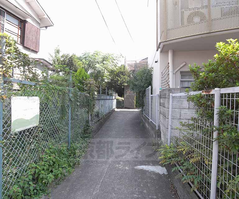 京都市伏見区深草野田町のアパートの建物外観