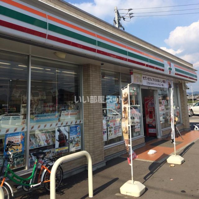 【メンバーズタウン讃岐富士Ｂのコンビニ】