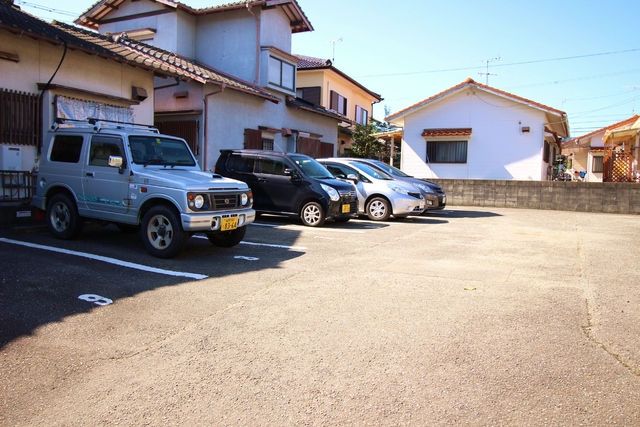 【プレジール松木の駐車場】