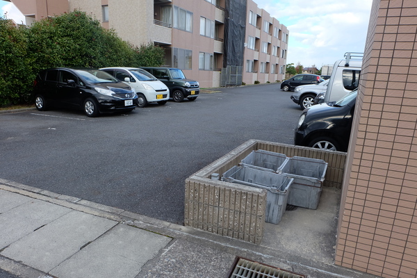 【守山市焔魔堂町のマンションの駐車場】