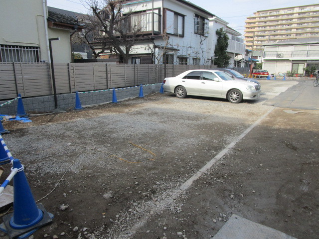 【座間市東原のアパートの駐車場】