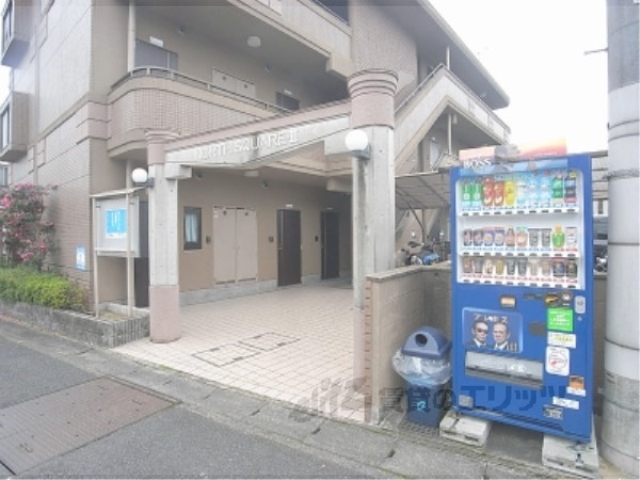 【京都市北区上賀茂向縄手町のマンションのエントランス】