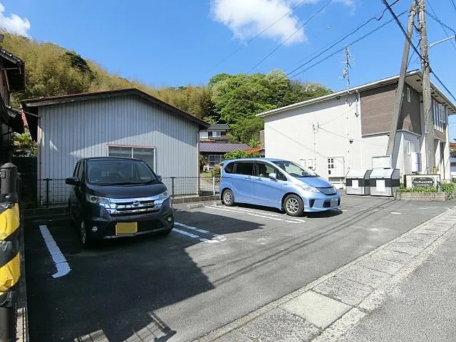 【安来市黒井田町のアパートの駐車場】