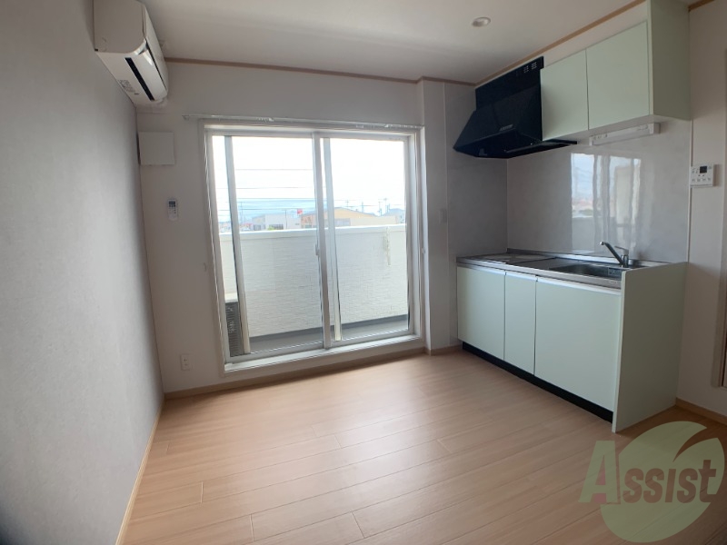 居室・リビング　リビングは広めで、テーブルも置けちゃいそうです。