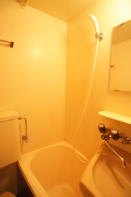 バス・シャワールーム　シャワー派には、使いやすいユニットバス。洗面台も完備！