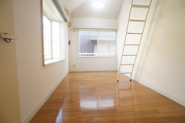 居室・リビング　角部屋・２面採光なので明るいお部屋です♪