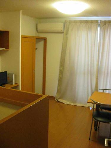 居室・リビング　テーブルは折りたためます♪収納もあり♪