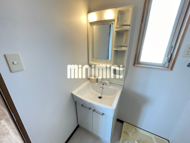 洗面設備　先発洗面化粧台、防水パン付洗濯機置場があります