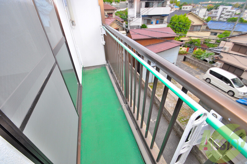 バルコニー　単身さんにちょうどいいサイズのバルコニー。洗濯機も置けます。