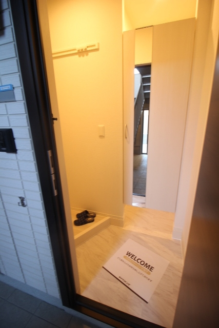 玄関　※写真は他号室です