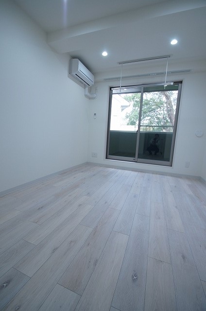 居室・リビング　「落ち着いた色合いの床材を使用した居住空間」