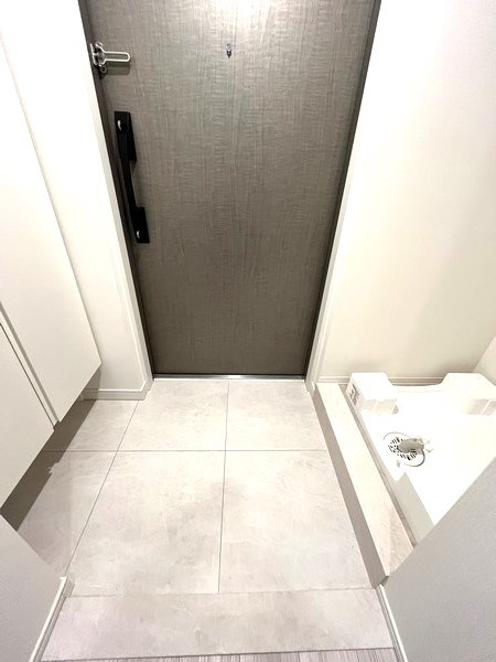 玄関　室内写真は別号室の参考写真です