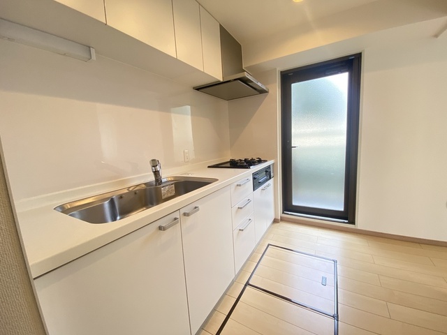 キッチン　床下収納、東面バルコニー出入口あり★