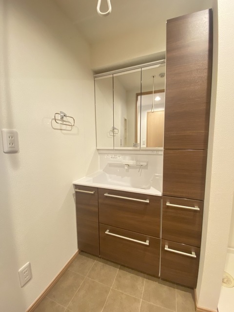 洗面設備　リネン庫付き洗面化粧台★天井にランドリーポール付き！