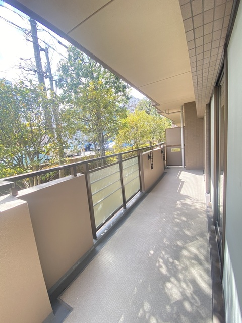 バルコニー　写真は南面バルコニーです（東面にもバルコニーあり）