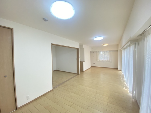 居室・リビング　約１６．９帖　※照明器具、レースカーテンはサービス品です。