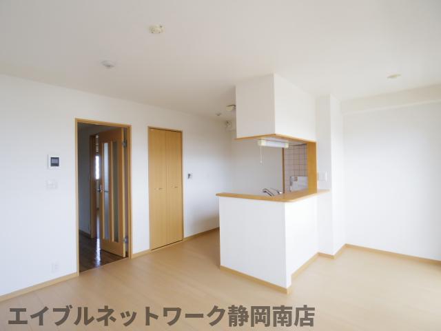 居室・リビング　こちらのリビングで趣味の時間をお楽しみください