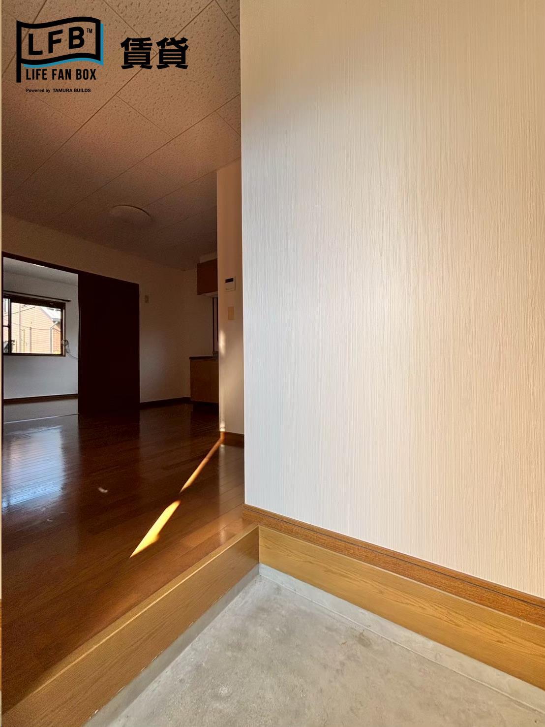 玄関　※A101号室の室内写真です。壁紙や床の色、仕様・設備が異な
