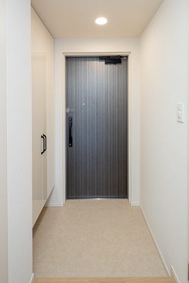 玄関　■モニタ付インターホン付き玄関■シューズクローゼット