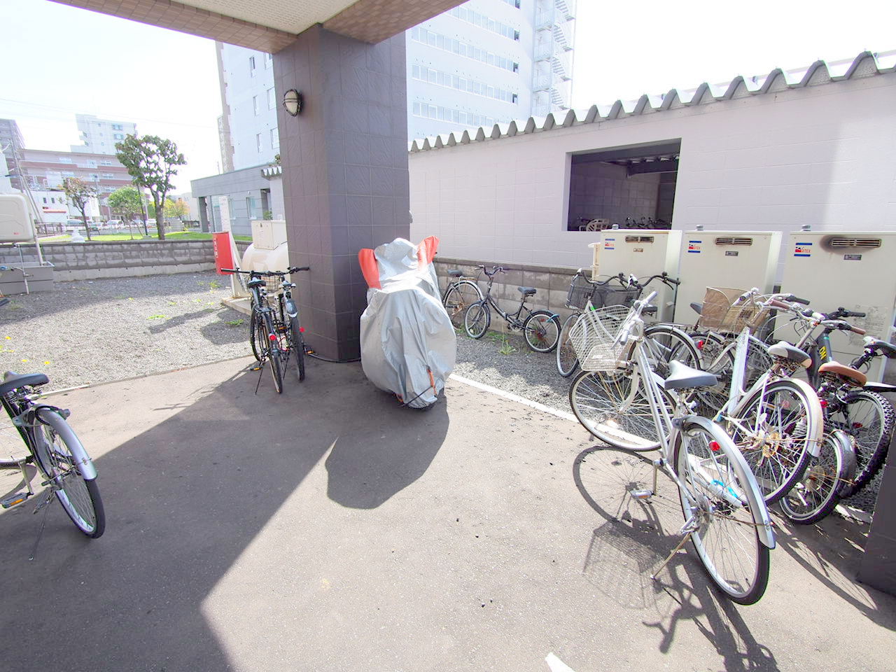 エントランス　敷地内に駐輪場完備しています♪