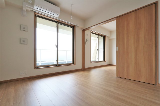 居室・リビング　参考写真（同物件別部屋）