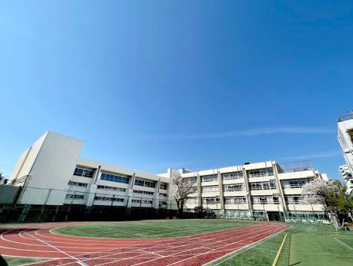 小学校　新宿区立鶴巻小学校（小学校）まで267m