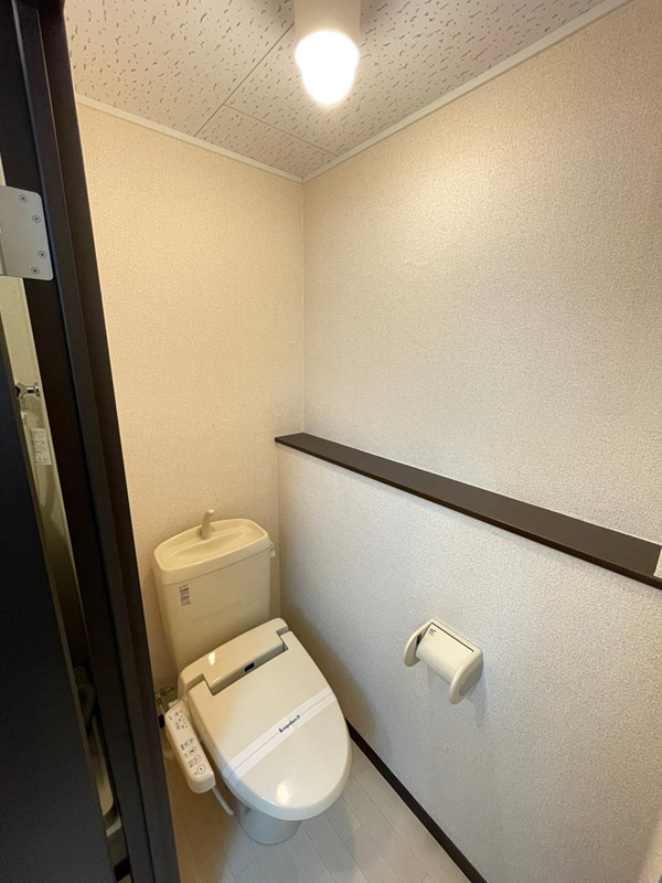 トイレ　トイレには手すりが設置されています