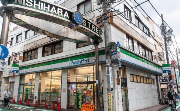 コンビニ　ファミリーマート幡ヶ谷駅南店（コンビニ）まで594m