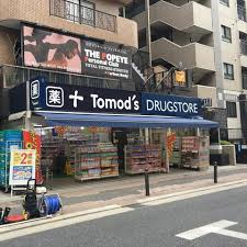 ドラックストア　トモズ麻布十番店（ドラッグストア）まで196m