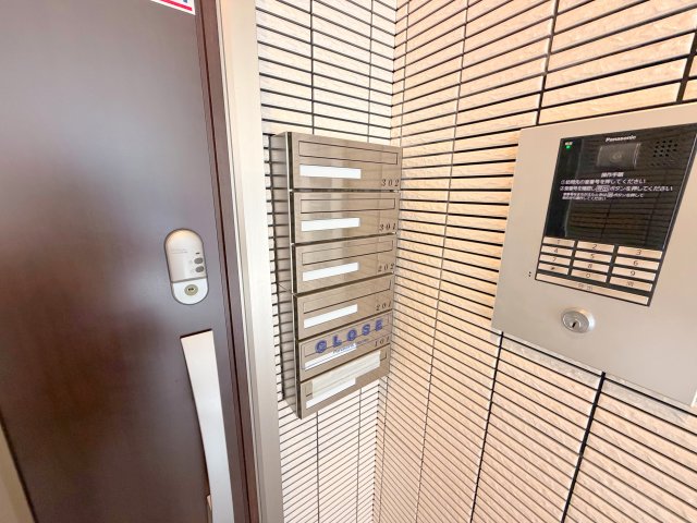 ロビー　ロビーにある各部屋毎のメールボックス。