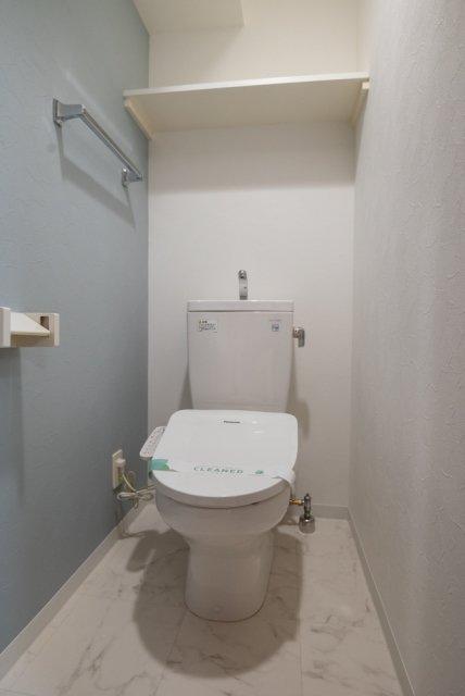 トイレ　落ち着いた色調のトイレです