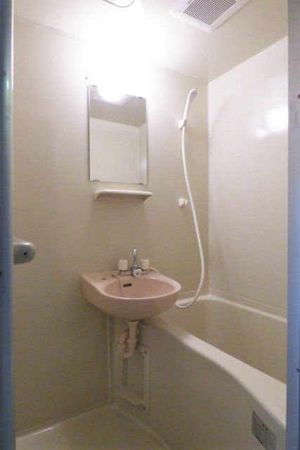 バス・シャワールーム　※同タイプの別のお部屋です。